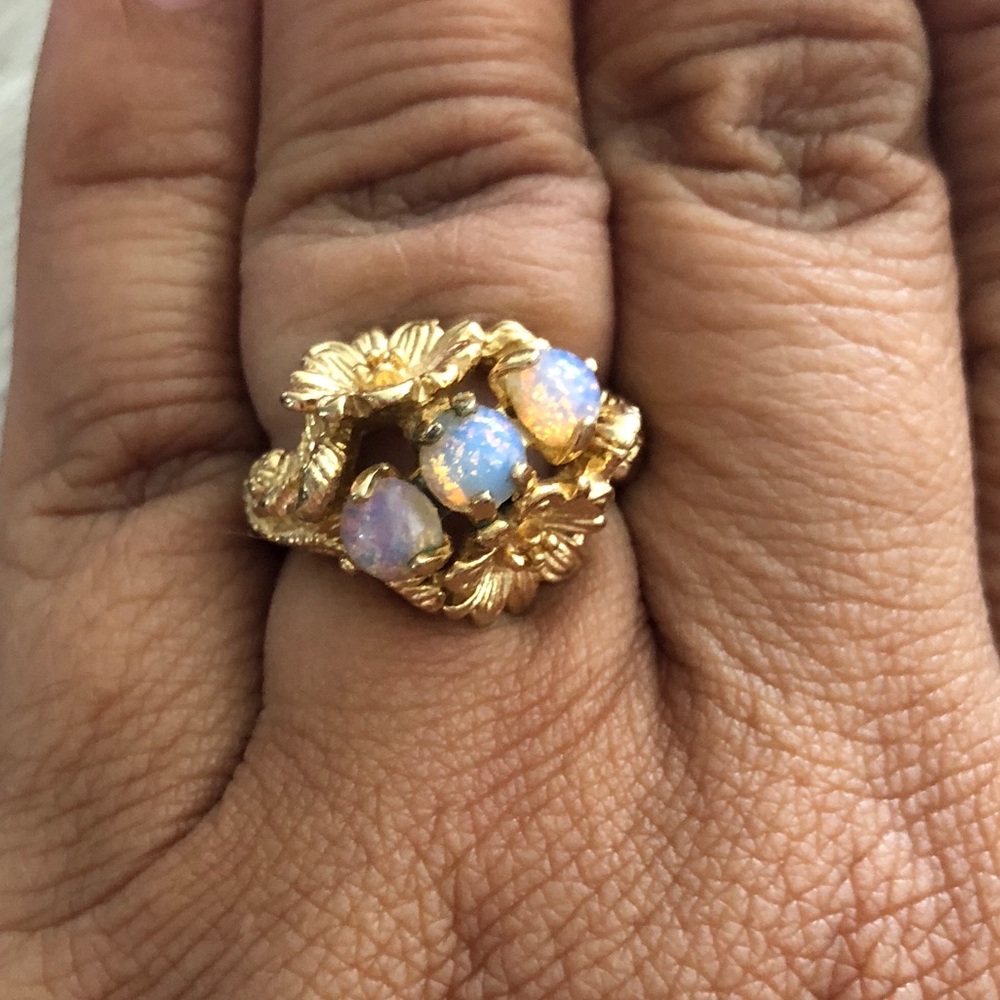 Beautiful Vintage Avon Gold and Opalescent Ring, size 4